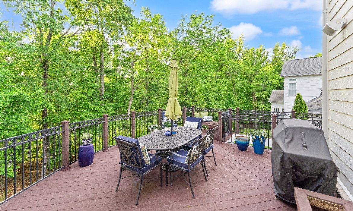 Garrell Group Top Leesburg Realtor 18919 Canoe Landing Ct web 30