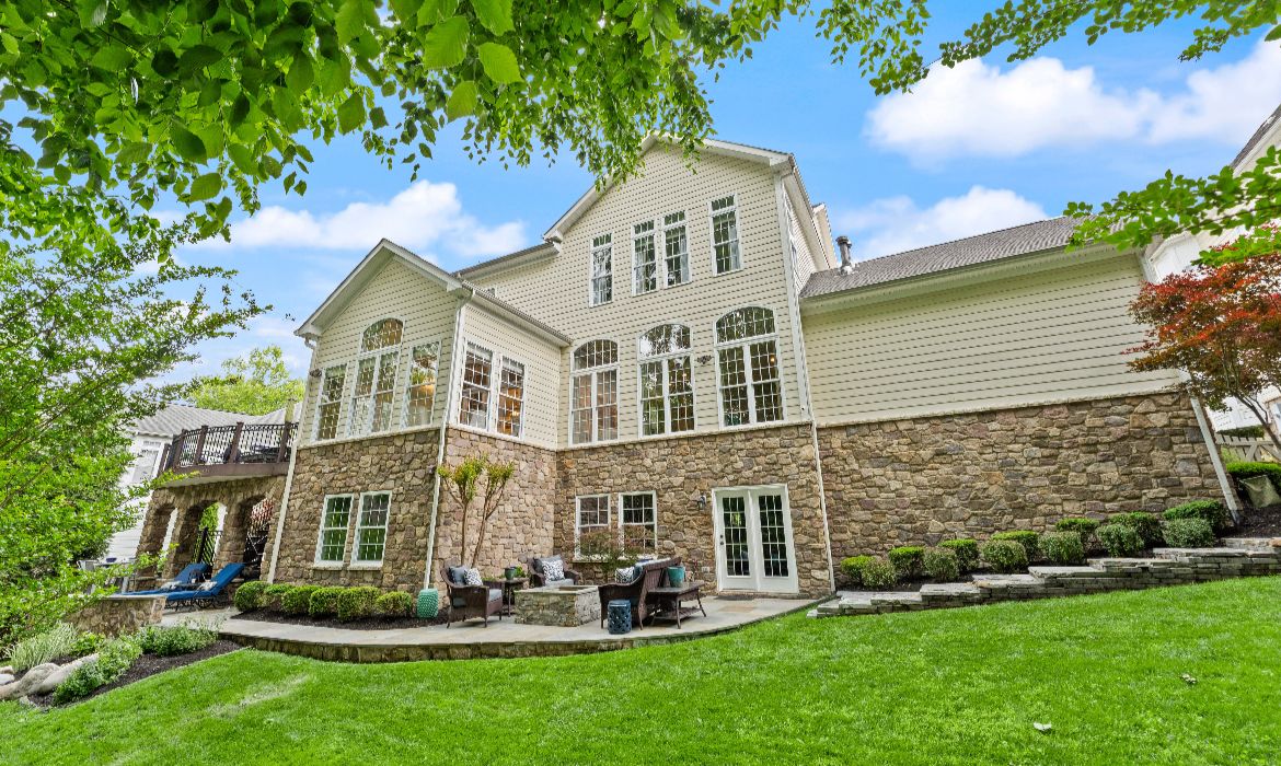 Garrell Group Top Leesburg Realtor 18919 Canoe Landing Ct web 44