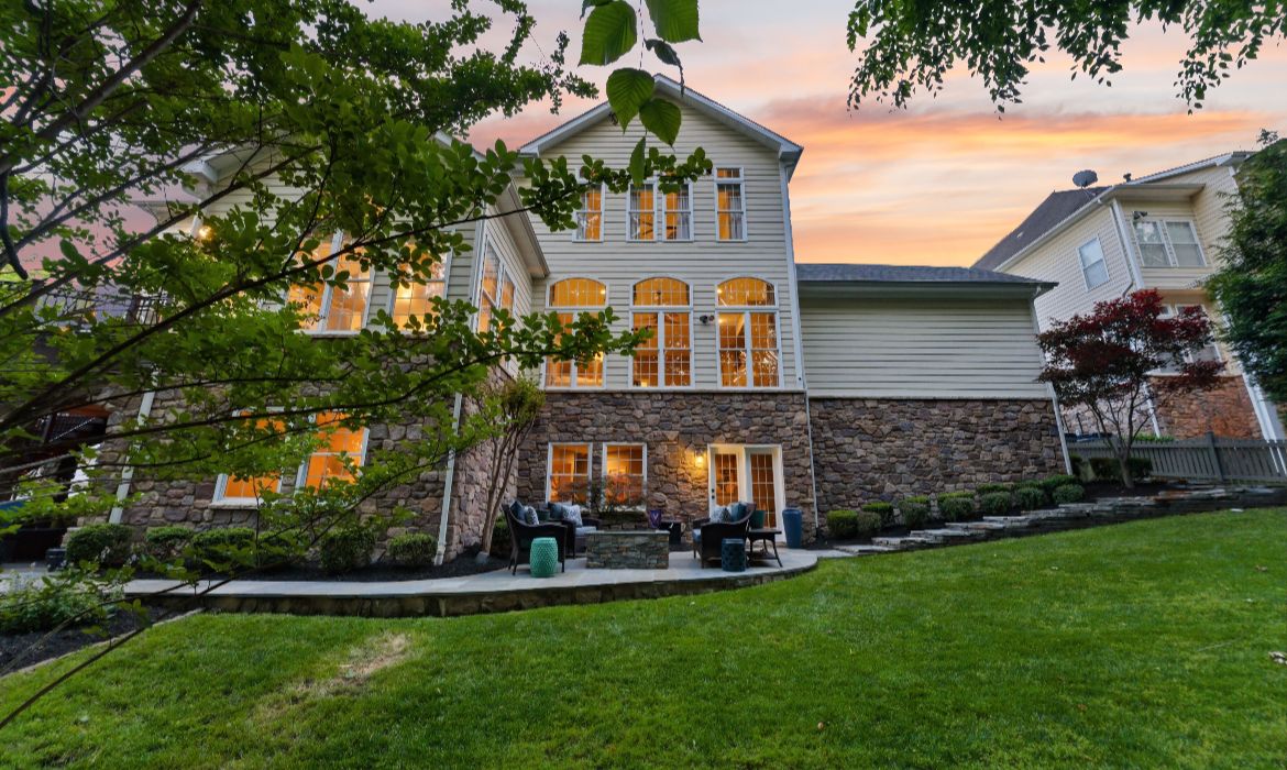 Garrell Group Top Leesburg Realtor 18919 Canoe Landing Ct web 45